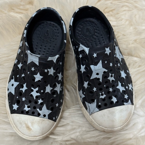 NATIVE Starry Black and White Kids Shoes Sz 8 - Picture 1 of 5